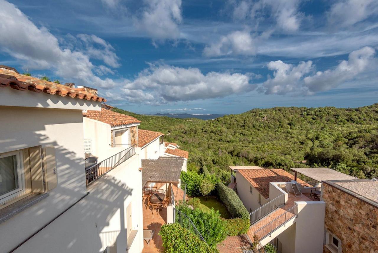 Residence Con Piscina A 4 Km Da Baja Sardinia Cala Bitta Buitenkant foto
