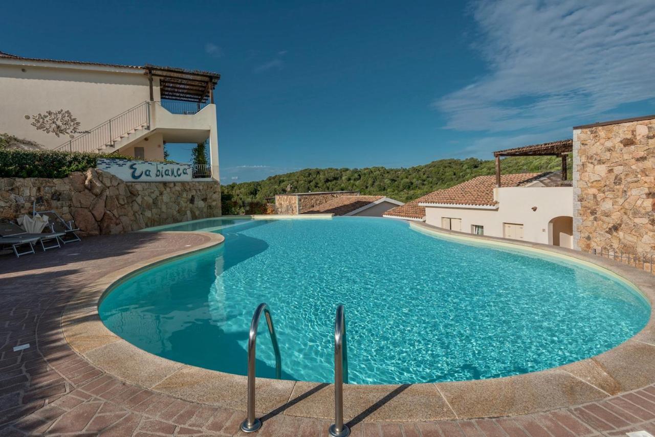 Residence Con Piscina A 4 Km Da Baja Sardinia Cala Bitta Buitenkant foto